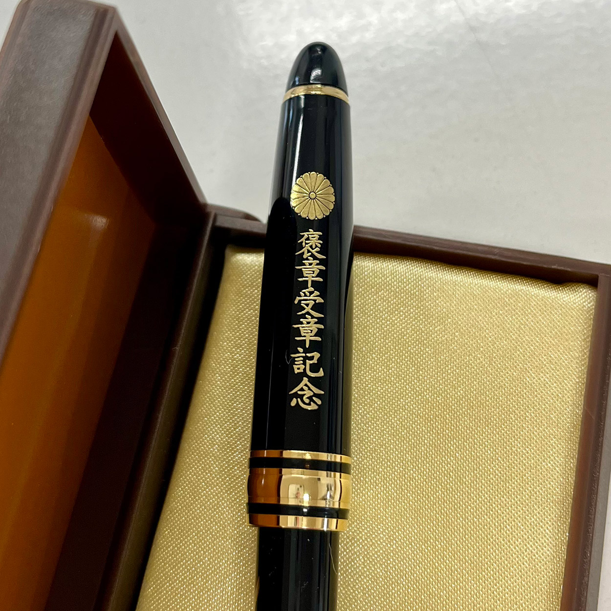 菊紋・褒章受章記念入 漆芸ボールペン 鶴 細軸 ｜美術工芸鑑 叙勲