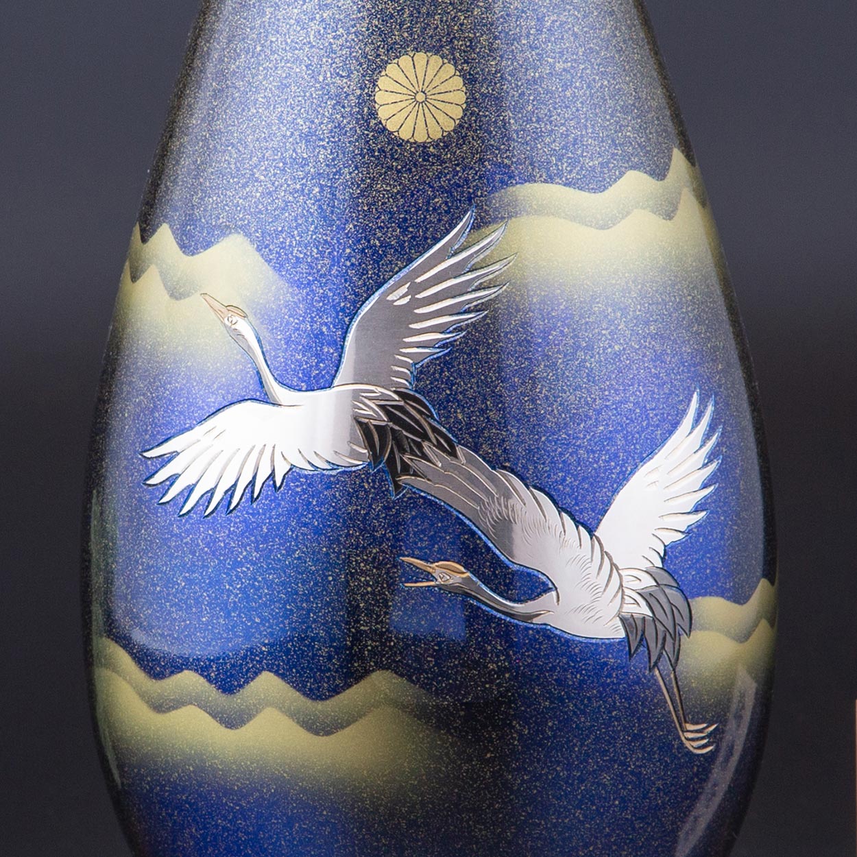 『受章者様へのお祝い品』菊紋入 真鍮製花瓶 秀麗 彫金翔鶴 松風