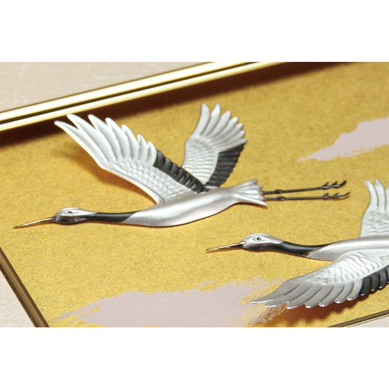 叙勲褒章叙位の記念品と額縁 菊紋付 純銀隅丸額 双鶴4号金地 | すべて