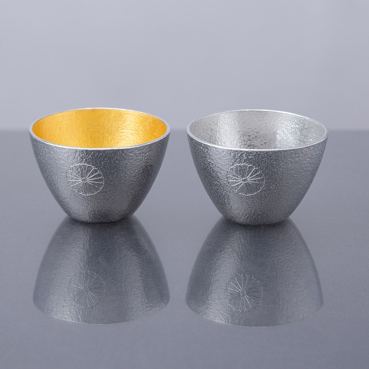 叙勲褒章叙位の記念品と額縁 菊紋入 能作 錫製ぐい呑み ペア 90ml