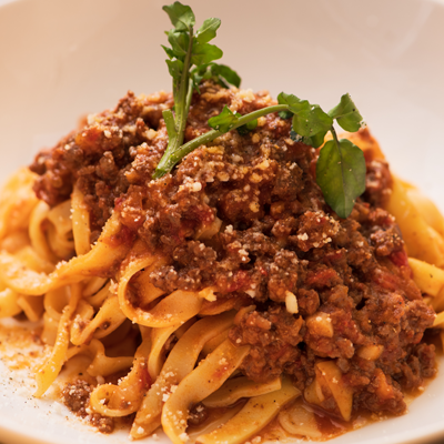 牛挽肉とポルチーニのラグーソース生パスタ パルミジャーノチーズがけ 生パスタ ラグーソース Goldencheese