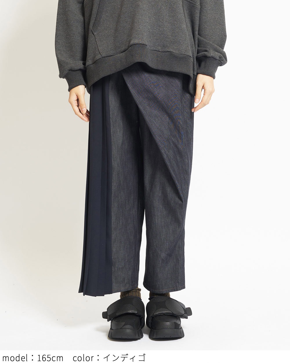 タックプリーツデニムパンツ