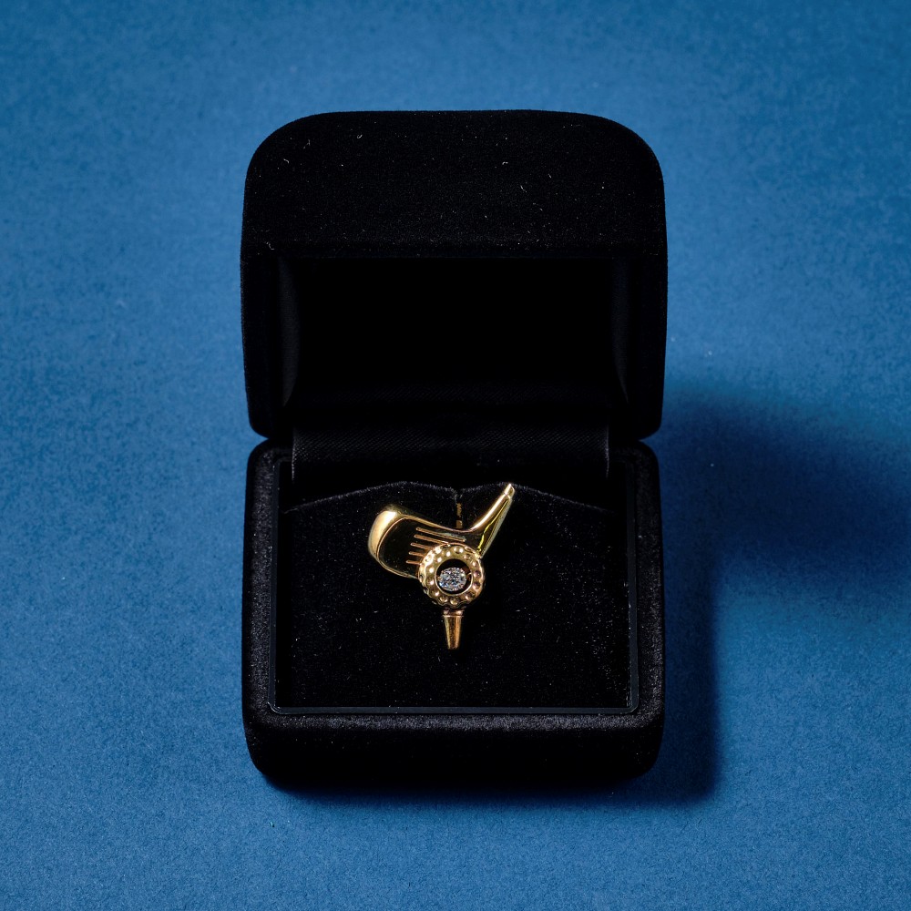 ダンシングストーン クラブヘッド形タイニーピン【胸元にダイヤのよう