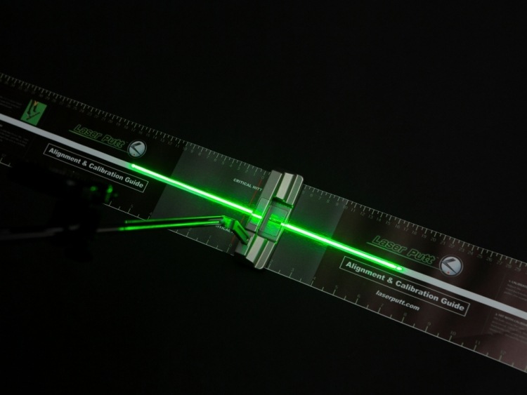 方向性と距離感をレーザーで可視化!「Laser Putt（レーザー
