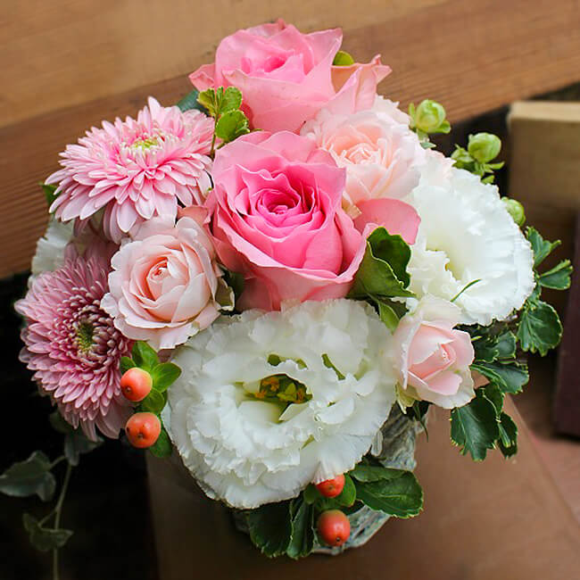 多様な色の花のアレンジメント 花のギフト 花清 / ミックスカラーのアレンジメント