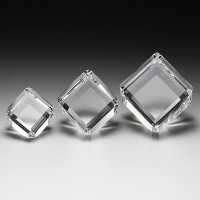 個別デザインで作るクリスタルペーパーウエイトは各種記念品に最適です