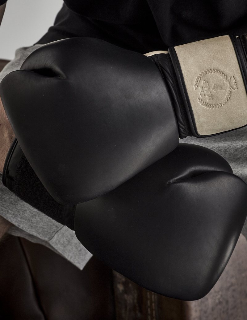MODEST VINTAGE PLAYER(MVP )PRO BLACK / CREAM LEATHER BOXING GLOVES (STRAP UP) すべての商品 FITTA