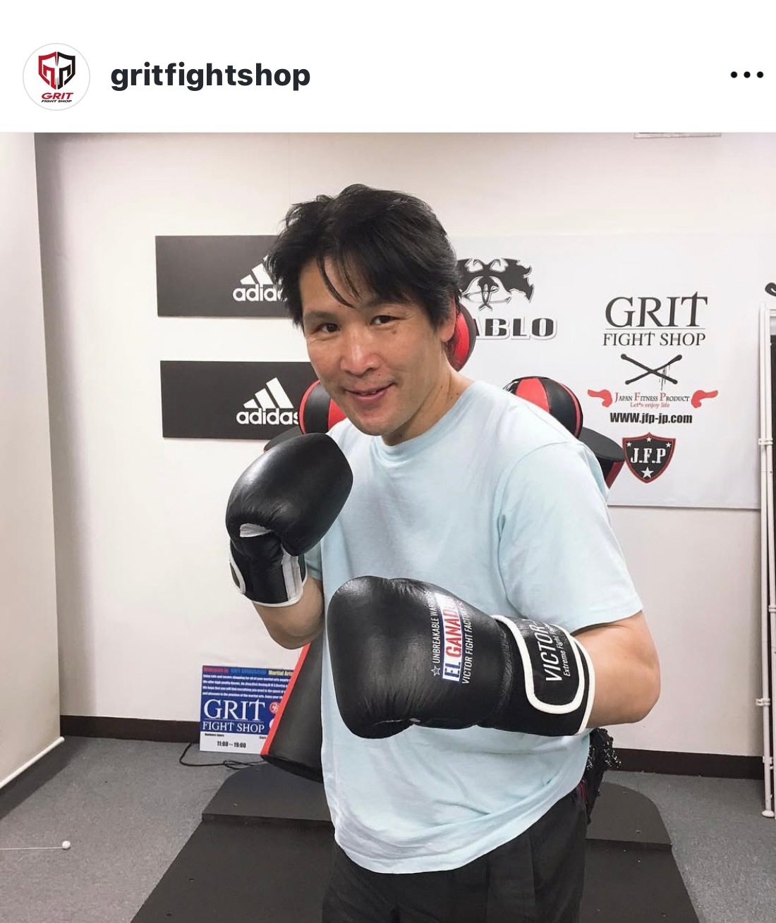 EL GANADOR VELCRO TYPE BOXING GLOVE(VICTOR )