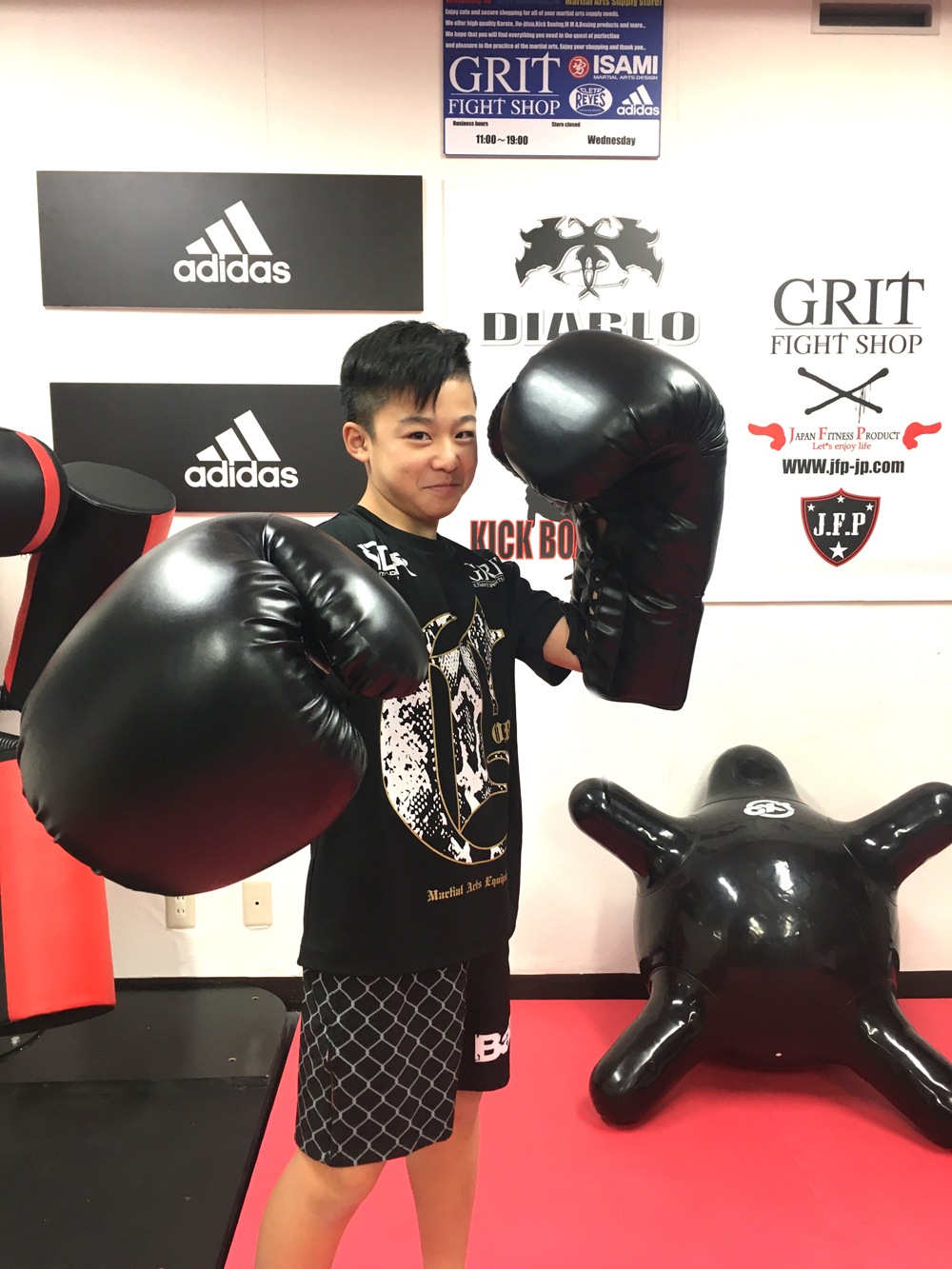 32OZ COBRA MEGA BOXING GLOVE BLACK (SOFT CUSHION TYPE)