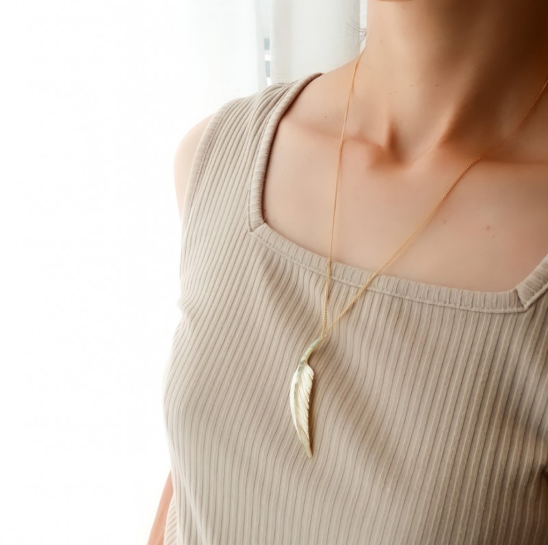 一点物　夜光貝のグリーンラインフェザーネックレス