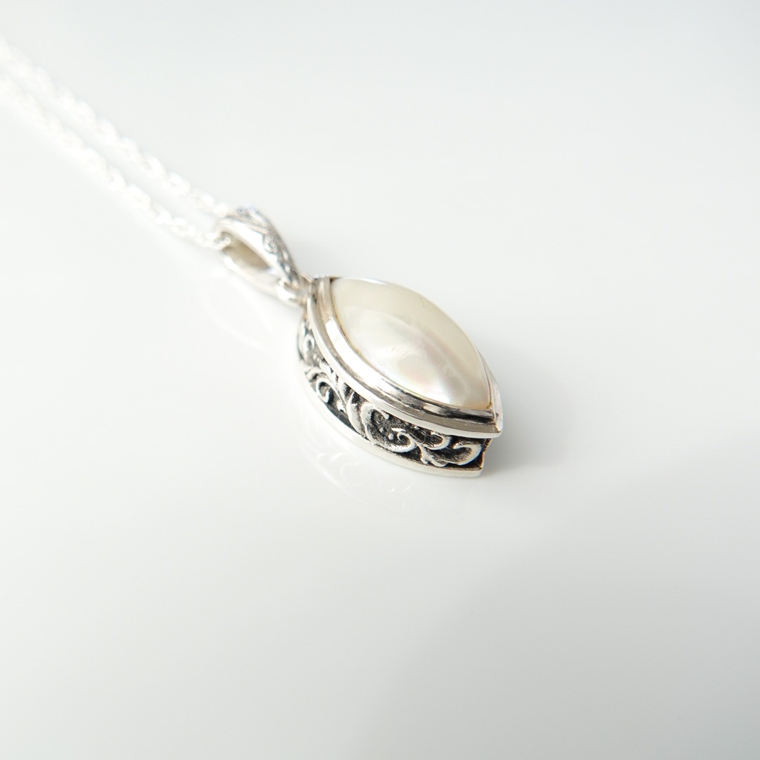 夜光貝　マーキス型アラベスクネックレス