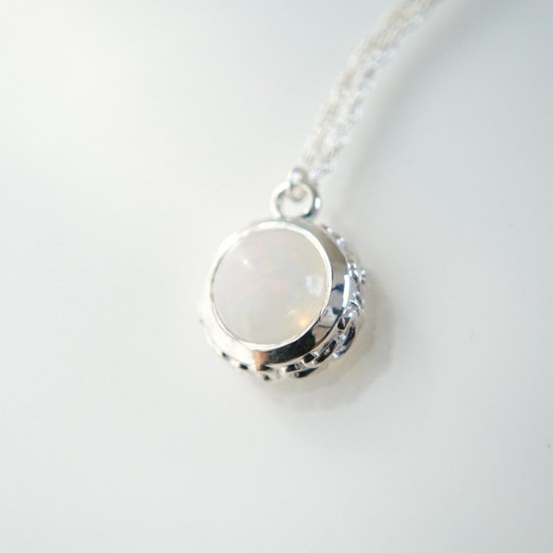 オパール　アラベスクシルバーネックレス