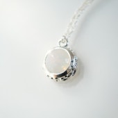 オパール　アラベスクシルバーネックレス