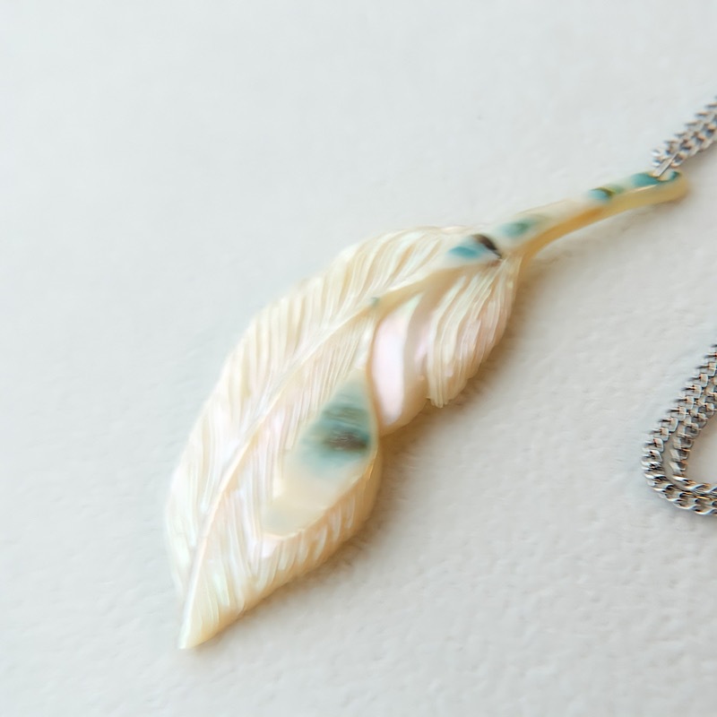 一点作品　夜光貝グリーンフェザーネックレス