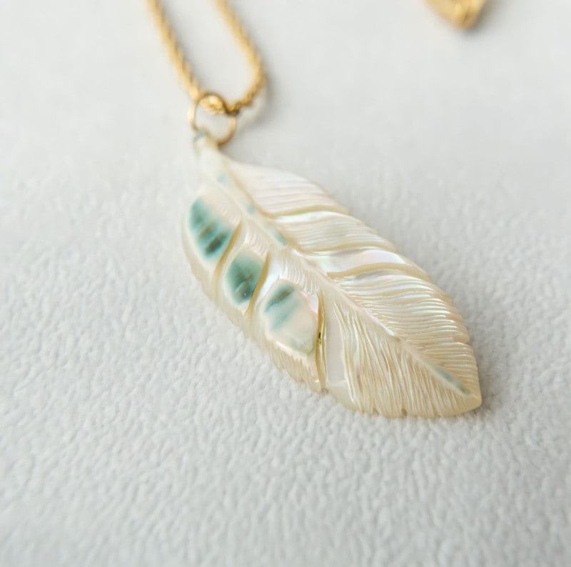 一点作品　ぷっくり夜光貝グリーンフェザーネックレス