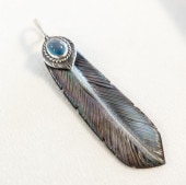 受注制作　黒蝶貝のフェザーネックレス　【the black hawk】