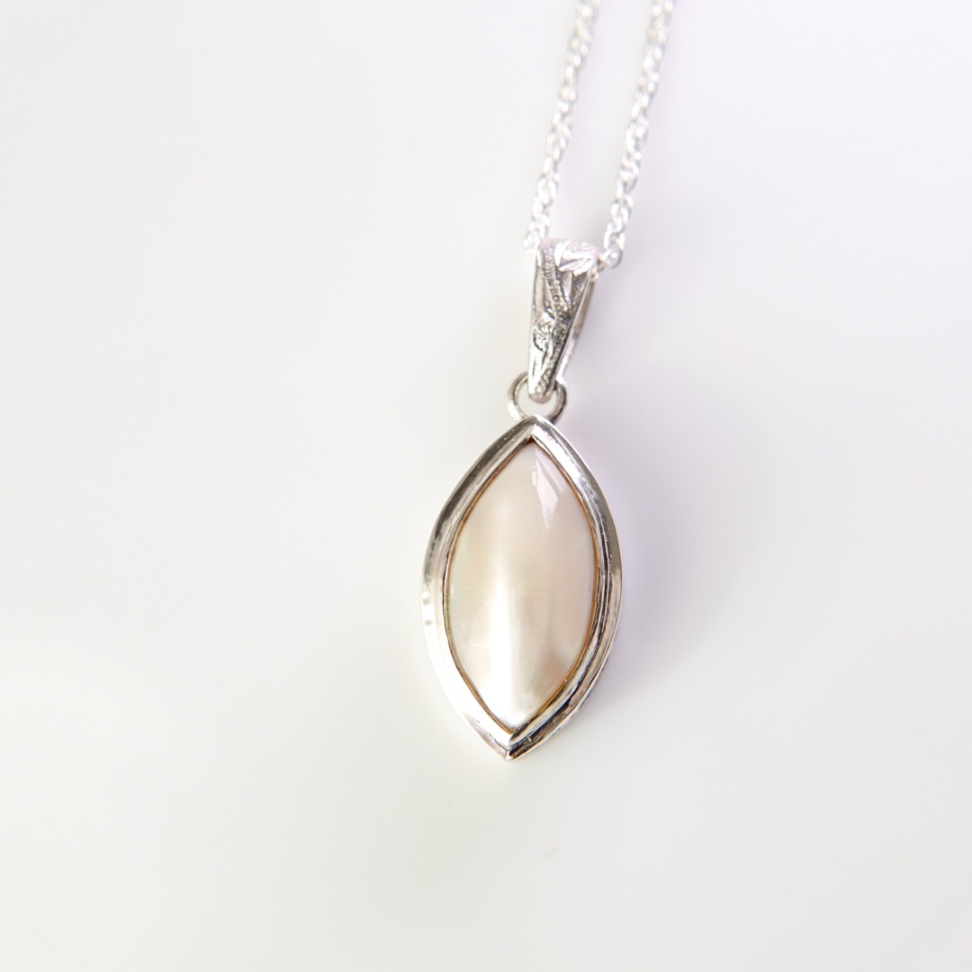 夜光貝　マーキス型アラベスクネックレス