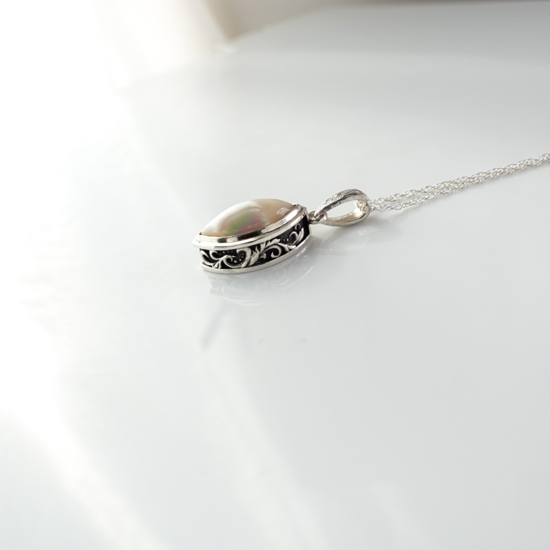 夜光貝　マーキス型アラベスクネックレス