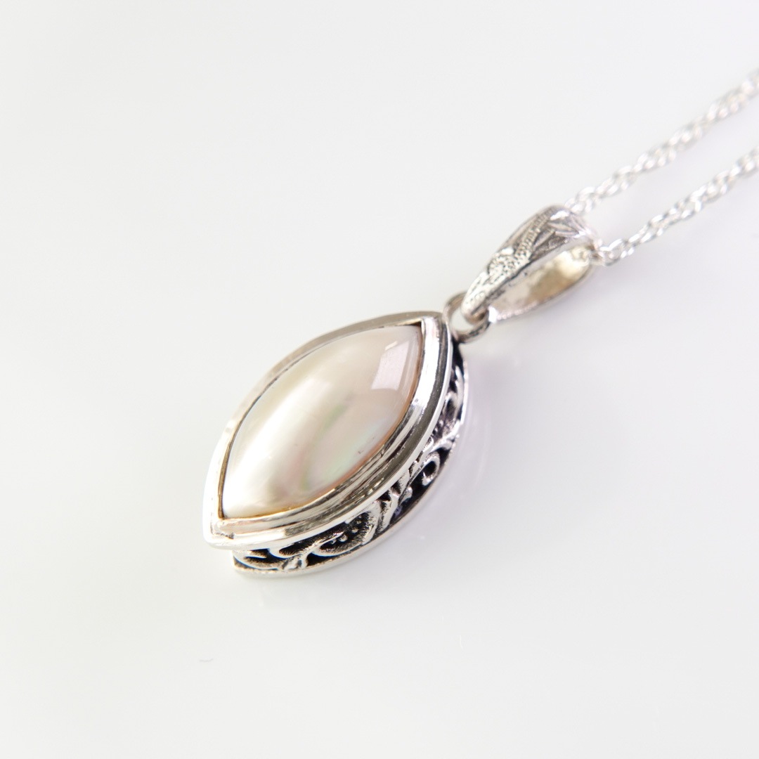 夜光貝　マーキス型アラベスクネックレス