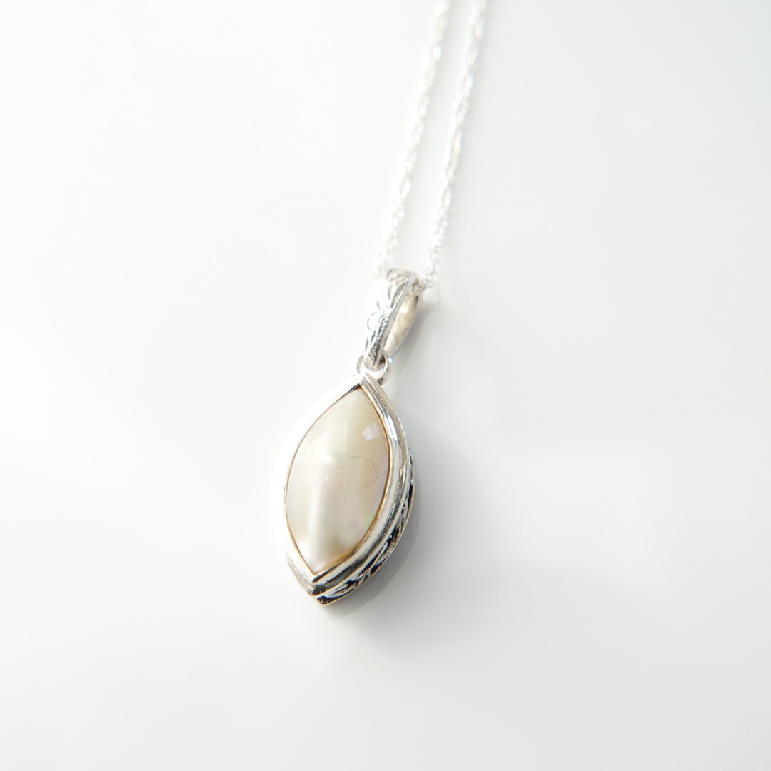 夜光貝　マーキス型アラベスクネックレス