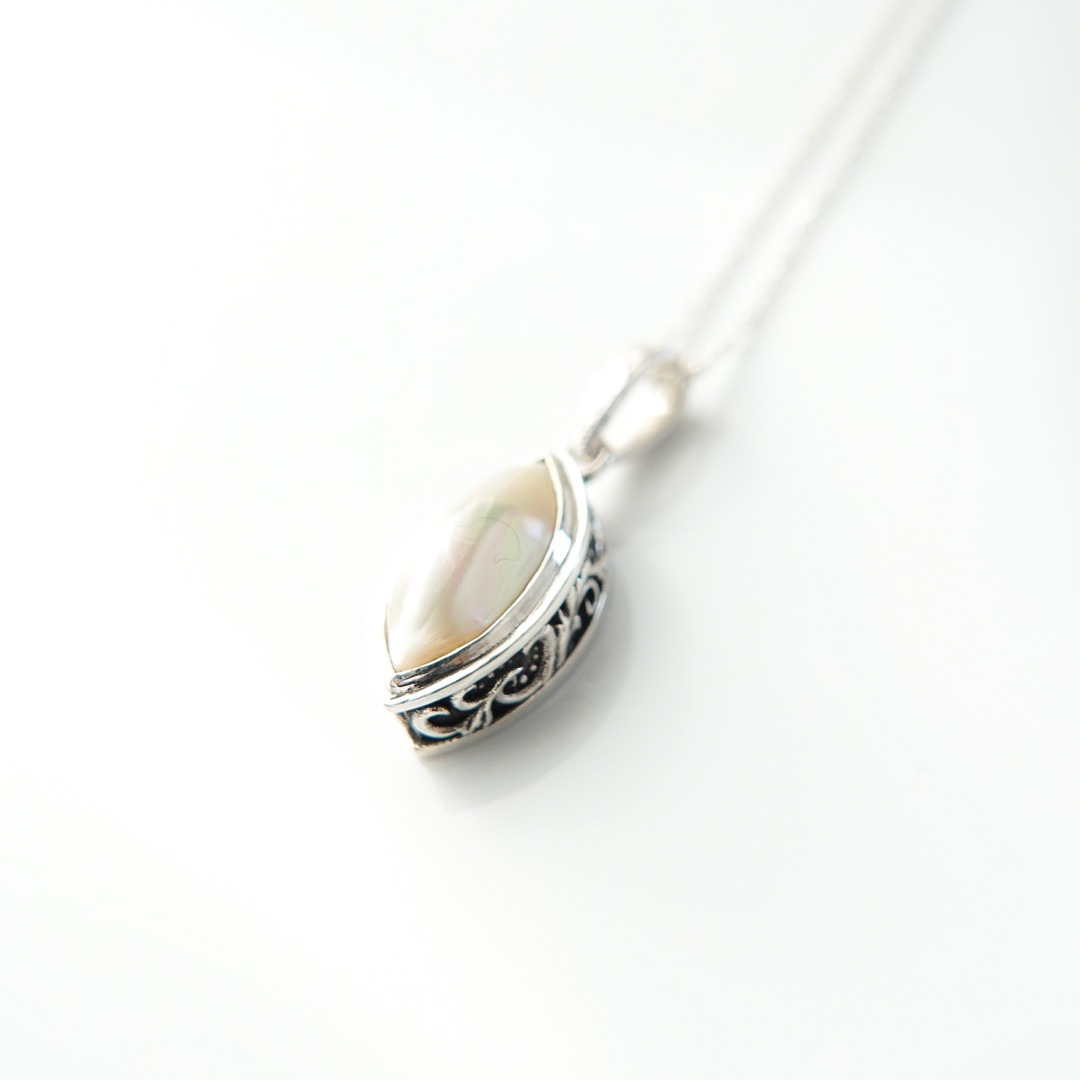 夜光貝　マーキス型アラベスクネックレス