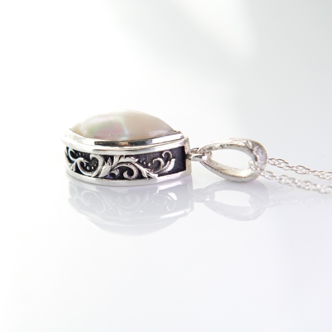 夜光貝　マーキス型アラベスクネックレス