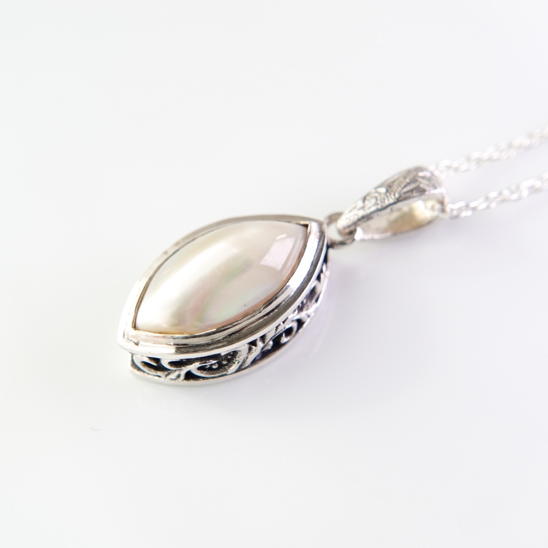 夜光貝　マーキス型アラベスクネックレス