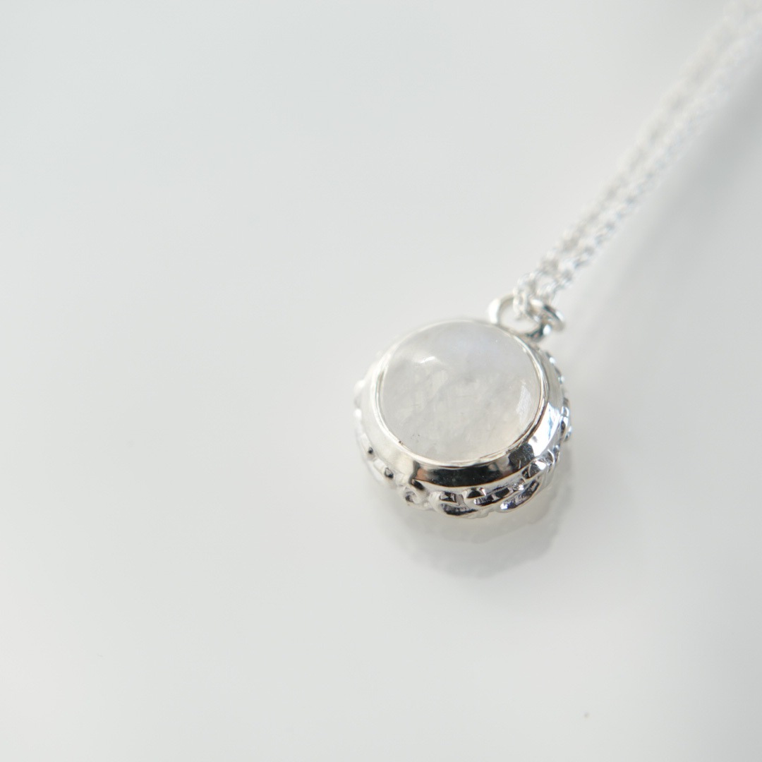 オパール　アラベスクシルバーネックレス