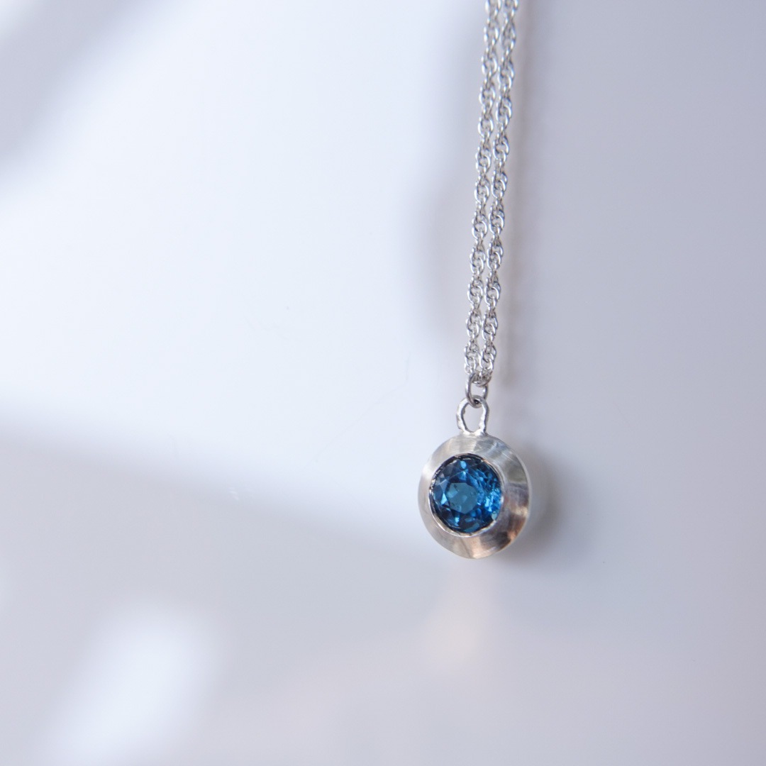 ロンドンブルートパーズ　シルバーネックレス