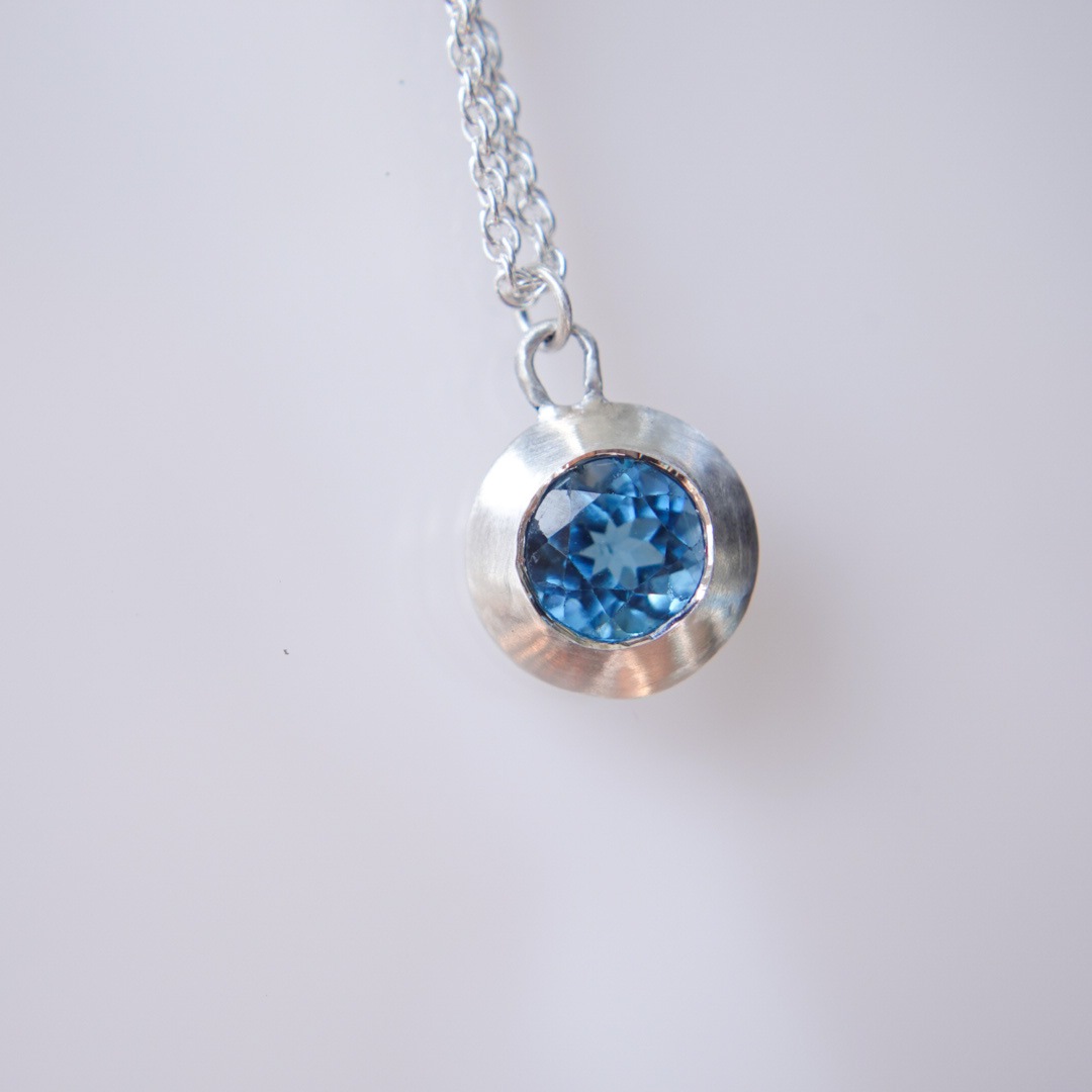 ロンドンブルートパーズ　シルバーネックレス