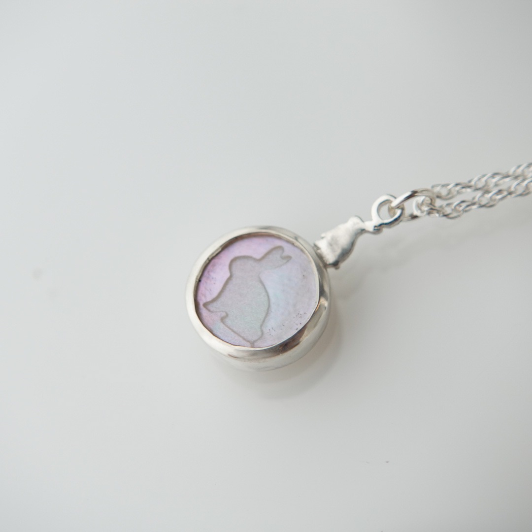 夜光貝　3羽の虹色ウサギのネックレス