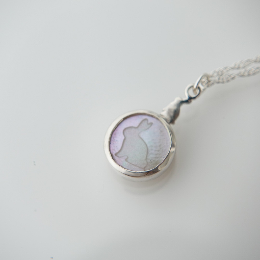 夜光貝　3羽の虹色ウサギのネックレス