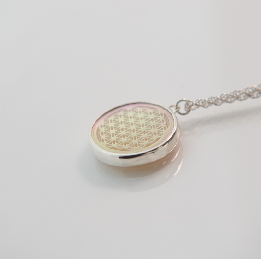 虹色に輝くフラワーオブライフ　15mm ネックレス
