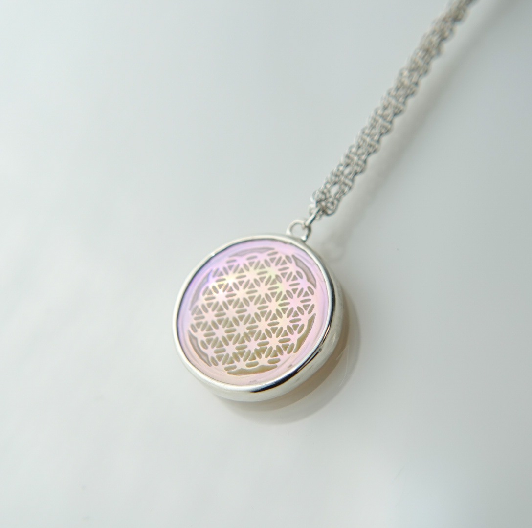 虹色に輝くフラワーオブライフ　15mm ネックレス