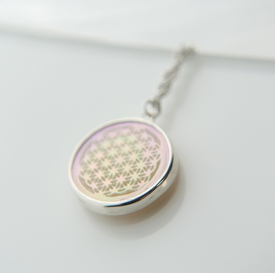 虹色に輝くフラワーオブライフ　15mm ネックレス