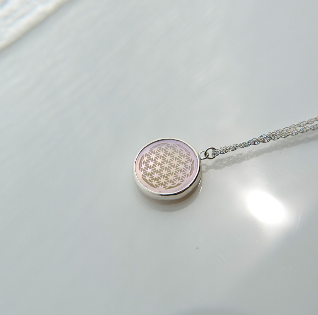 虹色に輝くフラワーオブライフ　15mm ネックレス