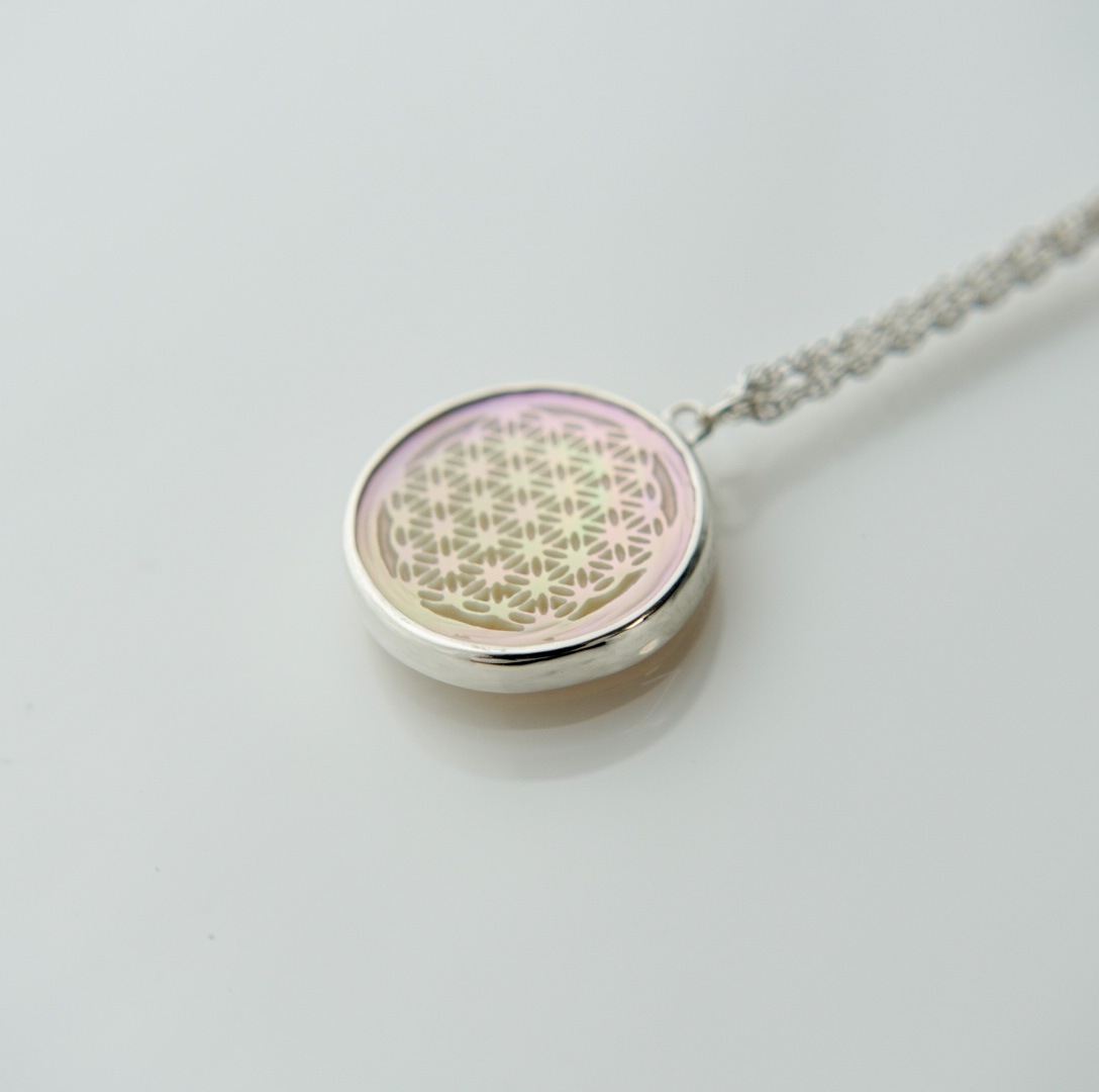 虹色に輝くフラワーオブライフ　15mm ネックレス