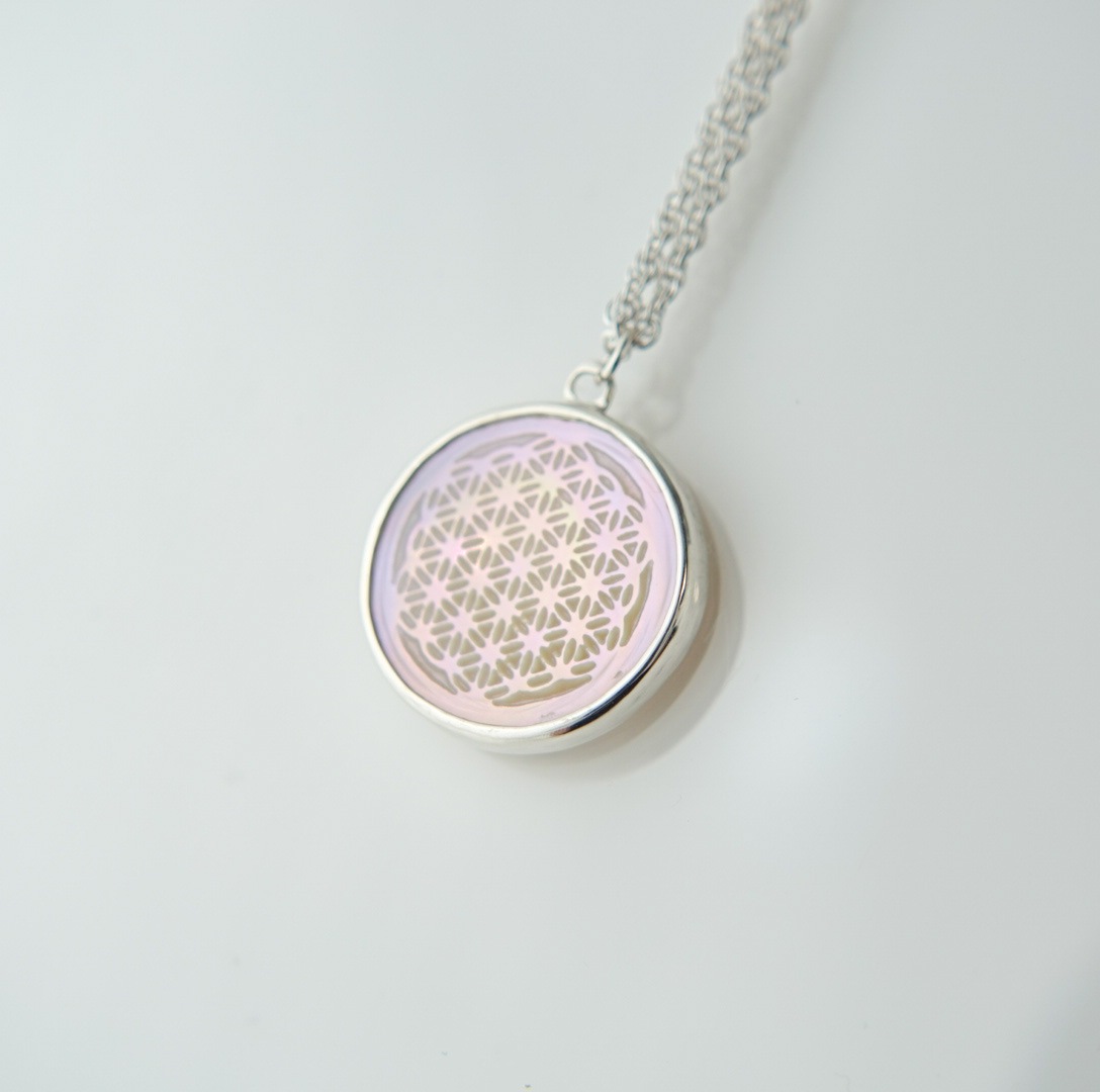 虹色に輝くフラワーオブライフ　15mm ネックレス