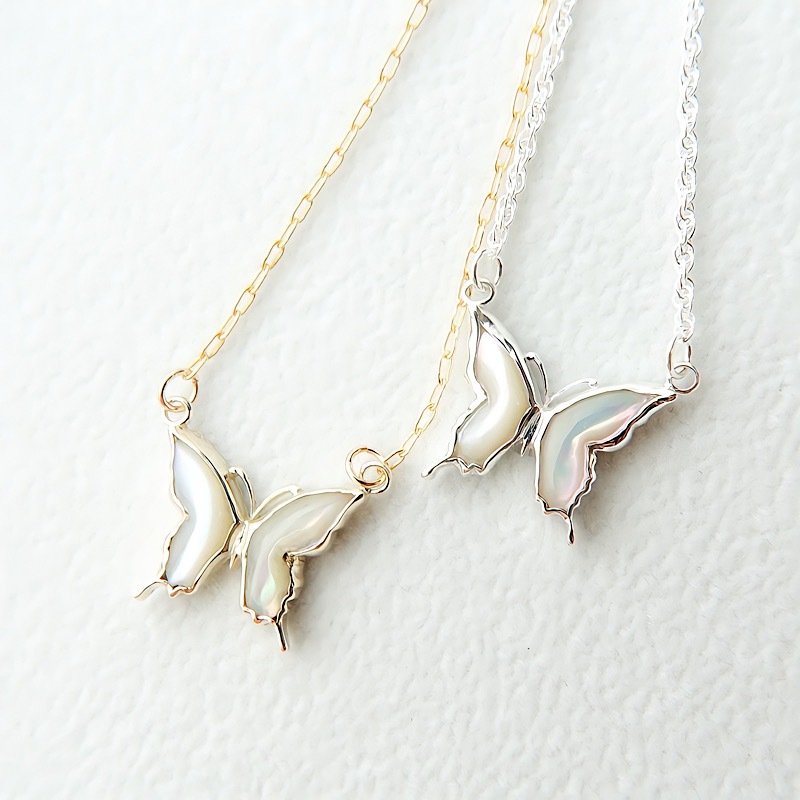 虹色アゲハ蝶のネックレス