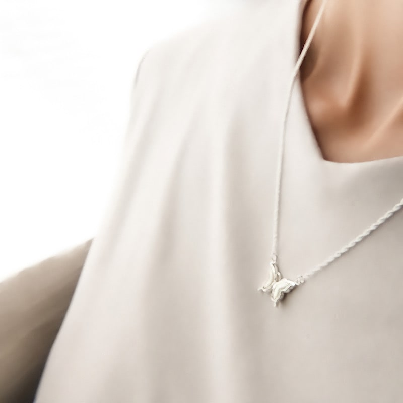 虹色アゲハ蝶のネックレス