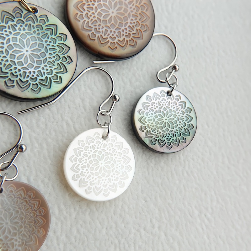 シェル　曼荼羅の花ピアス