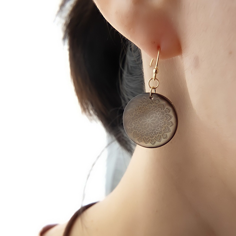 シェル　曼荼羅の花ピアス