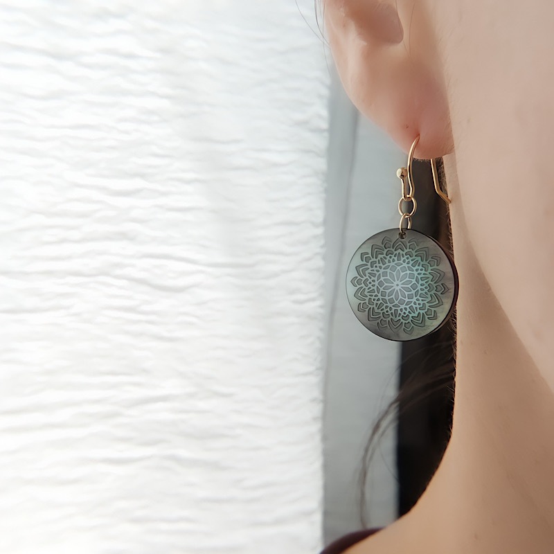 シェル　曼荼羅の花ピアス