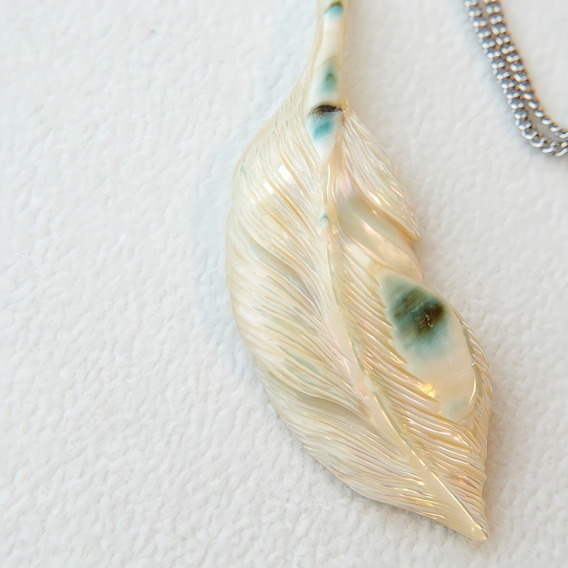 一点作品　夜光貝グリーンフェザーネックレス
