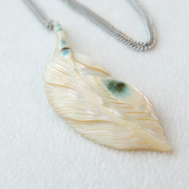 一点作品　夜光貝グリーンフェザーネックレス