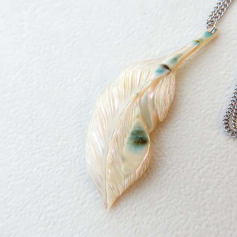 一点作品　夜光貝グリーンフェザーネックレス