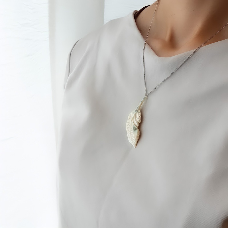 一点作品　夜光貝グリーンフェザーネックレス