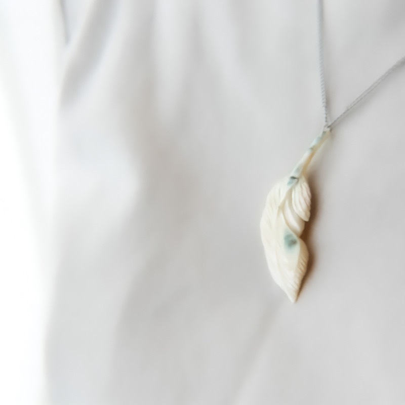 一点作品　夜光貝グリーンフェザーネックレス