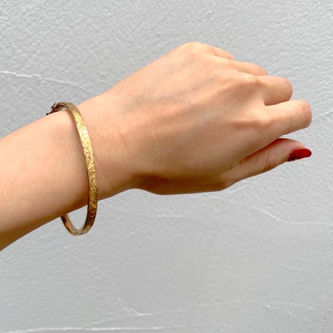 ゴールドプレート 植物模様 手彫り バングル