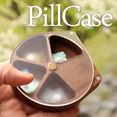 Pillcase 回転する蓋で薬が取り出し易いおしゃれで便利な木製ピルケース 薬入れ 北欧風デザイン Hacoaブランド おしゃれな北欧風木製雑貨 贈り物 名入れギフト Hacoaオンラインストア